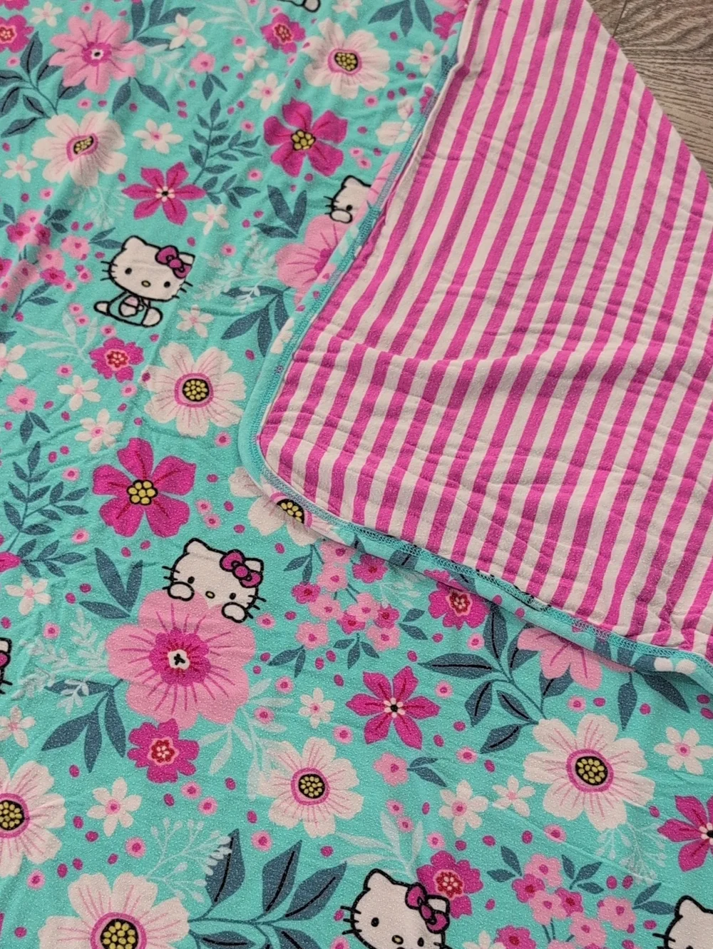 POSH PEANUT REVERSIBLE PATOO Hello Kitty Aqua Floral Blanket with Pink Stripe